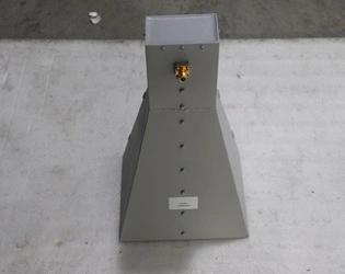 How does the mini wideband double-ridged horn antenna achieve high-performance radiation patterns within its compact size?